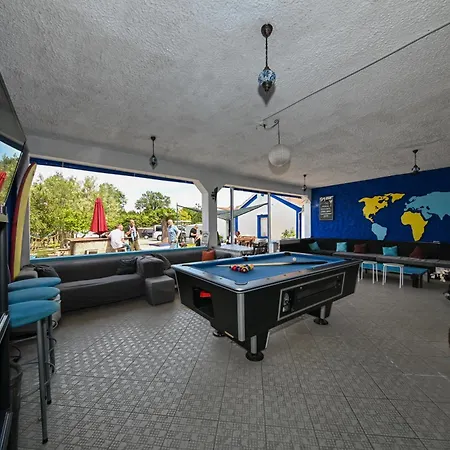 Хостел The Lazy Monkey & *