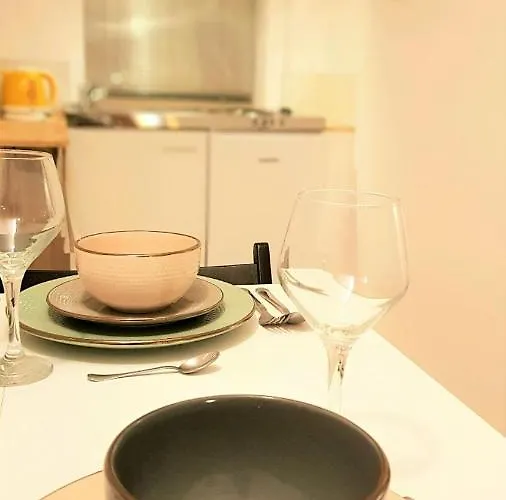 Hostel The Lazy Monkey & *