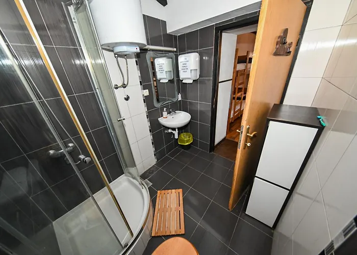 Hostel The Lazy Monkey & Zára