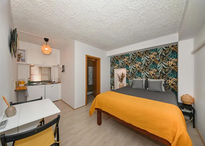 The Lazy Monkey & Хостел *