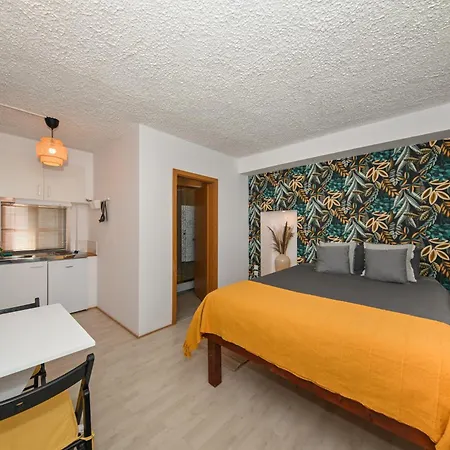 The Lazy Monkey & Vandrerhjem *