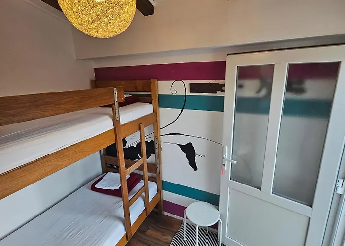 Hostal The Lazy Monkey & *